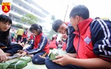 Học sinh Hà Nội thích thú thi gói bánh chưng, giã bánh dày, viết thư pháp